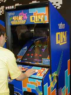 レバーが4方向なのが惜しい 懐かしい形の筐体(240x320 / 9,651 bytes)