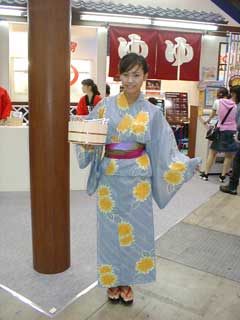 風呂上りで髪が濡れてれば完璧(?) 銭湯前で浴衣(240x320 / 12,691 bytes)